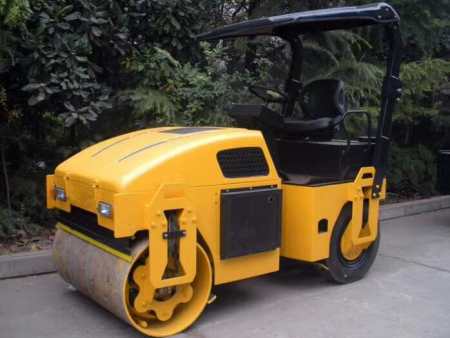 3噸前鋼輪后輪胎無級(jí)變速自動(dòng)擋壓路機(jī)