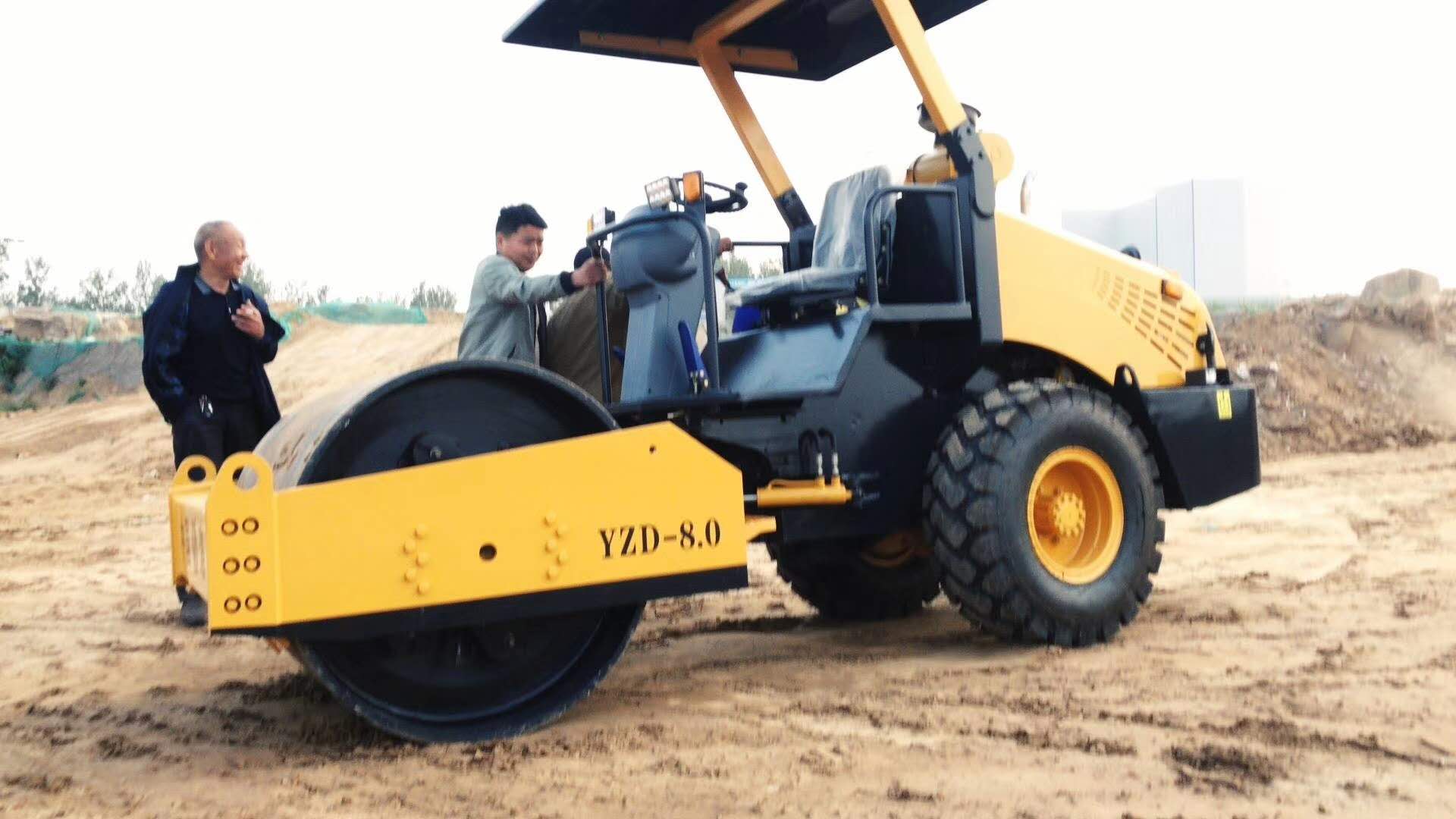 4噸前鋼輪后輪胎振動壓路機